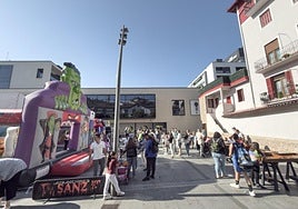 Actuación de The Noise Makers, ambiente en la carpa y juegos e hinchables en la zona de Okendo.