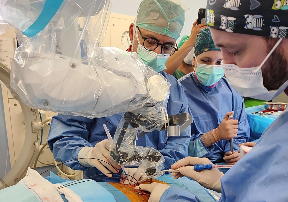 Cirujanos del Hospital Universitario Donostia realizan una operación con el robot de columna.