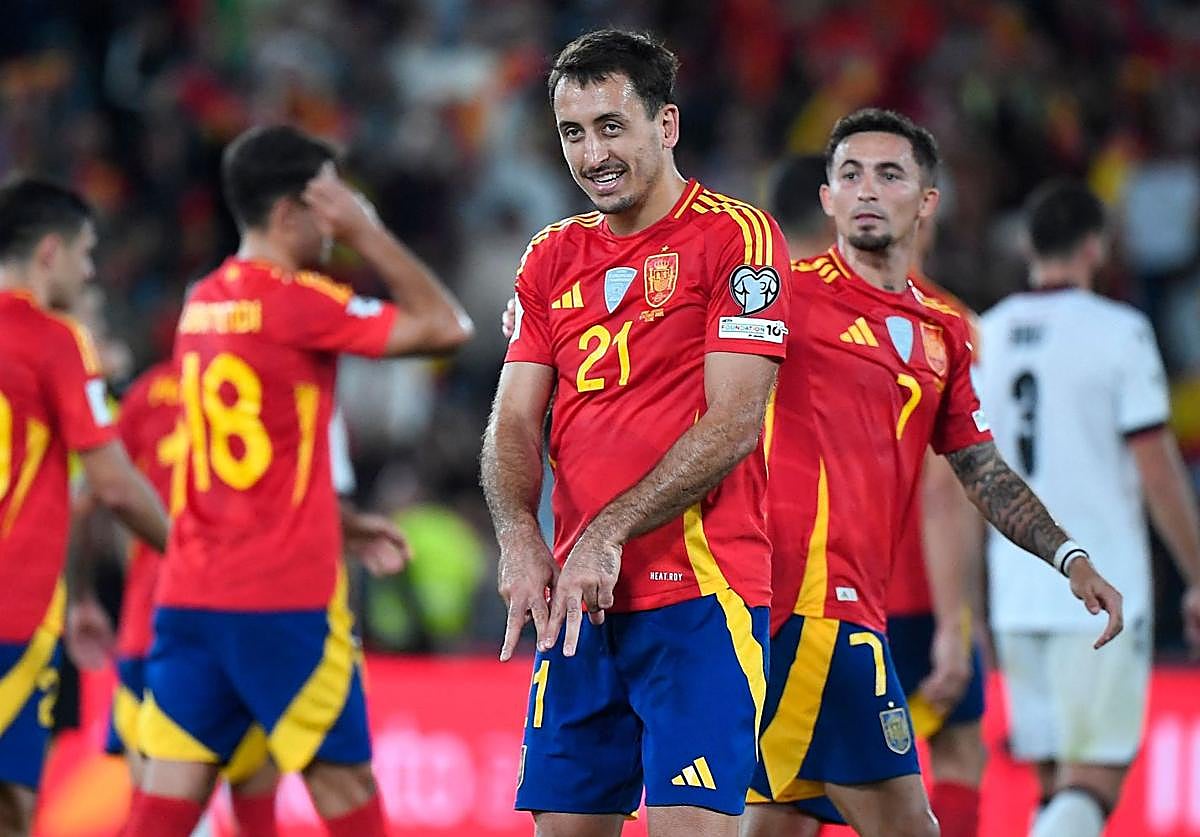 Oyarzabal dedica su gol con España a su hijo Martin.