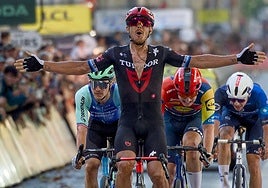 Matteo Trentin celebra su victoria tras cruzar la línea de meta.
