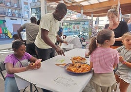 Originarios de Senegal ofrece un plato típico de su país
