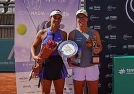 Lucía Cortez y Ane Mintegi posan con los trofeos.
