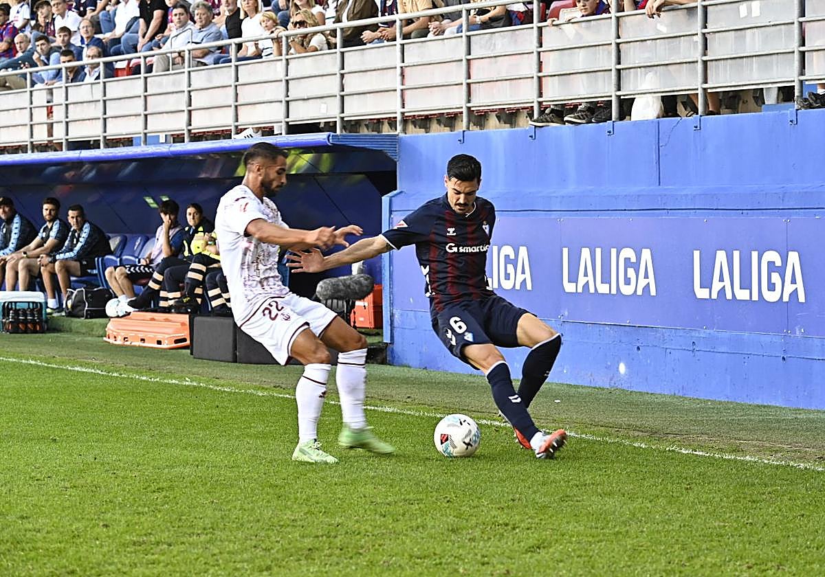 Álvarez controla un balón ante el jugador del Castellón Mellot en Ipurua