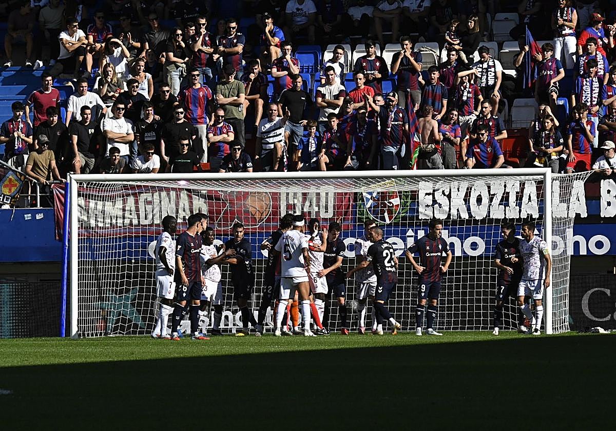 Agarrones y movimientos clásicos antes de un córner en el Eibar-Castellón