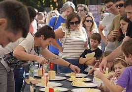 Niños probando quesos