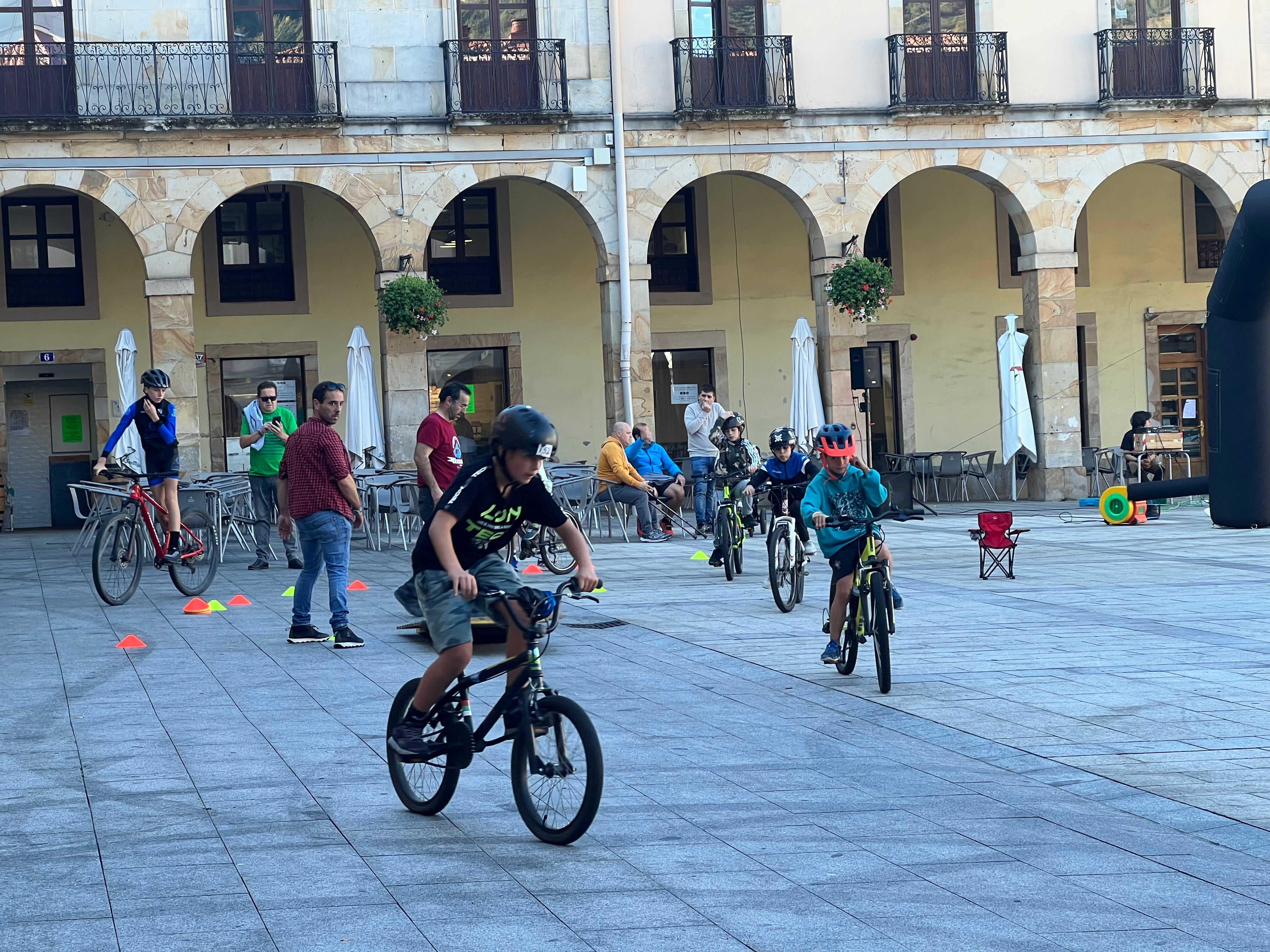 Domingo sobre dos ruedas en la plaza de Zumarraga