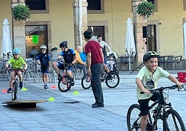 Pequeños txirrindularis han llenado la plaza este domingo por la mañana
