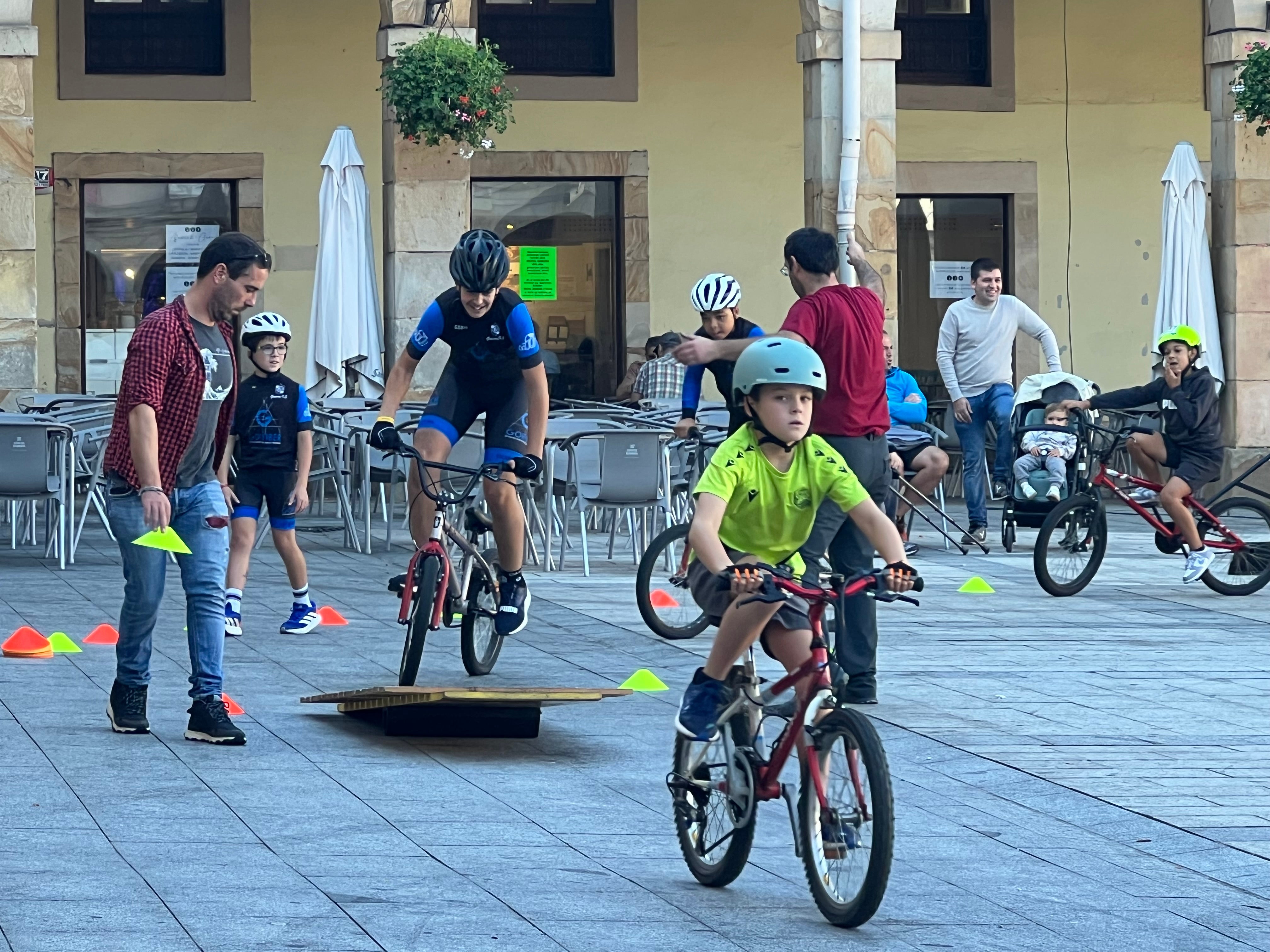 Domingo sobre dos ruedas en la plaza de Zumarraga