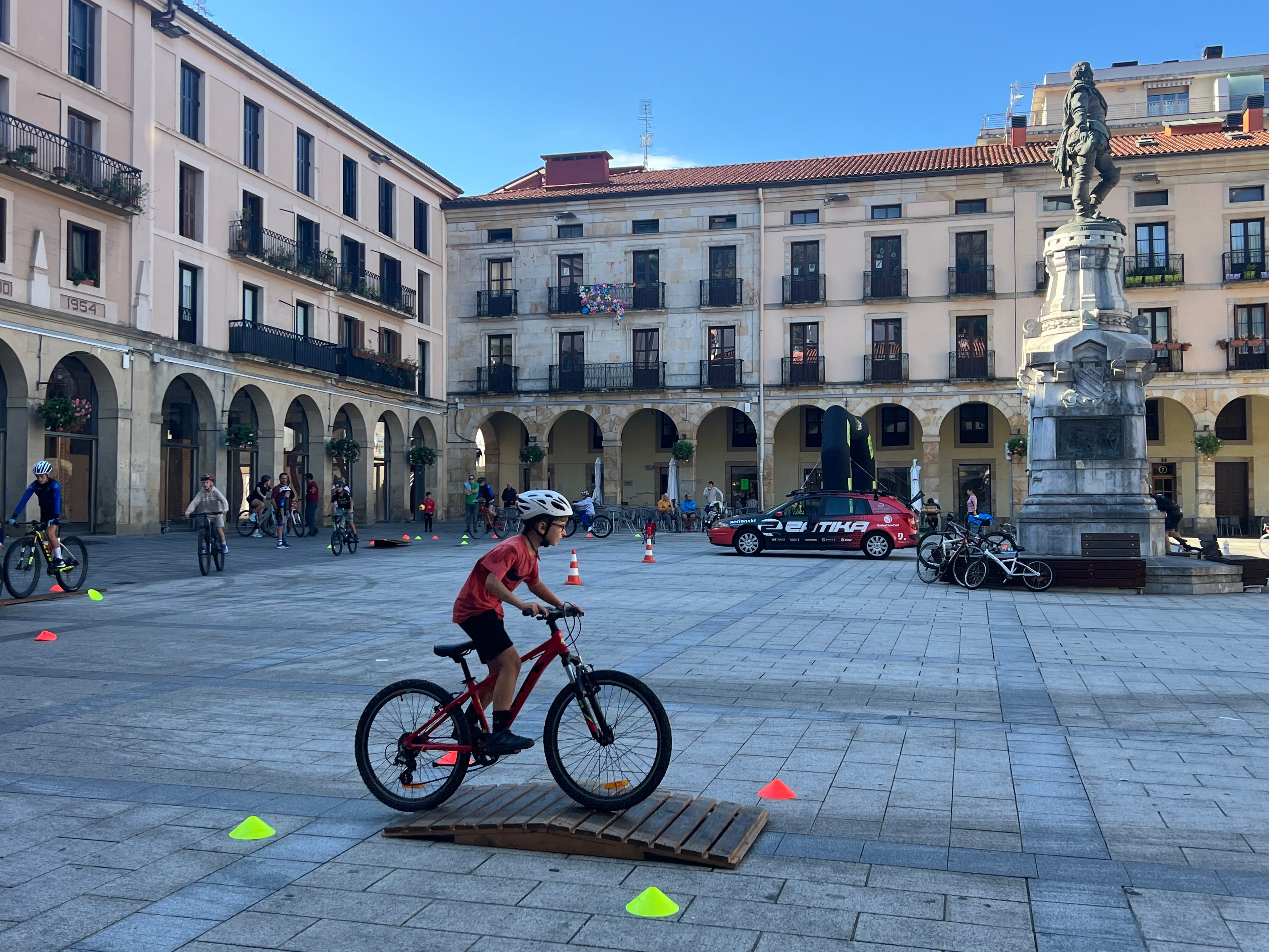 Domingo sobre dos ruedas en la plaza de Zumarraga