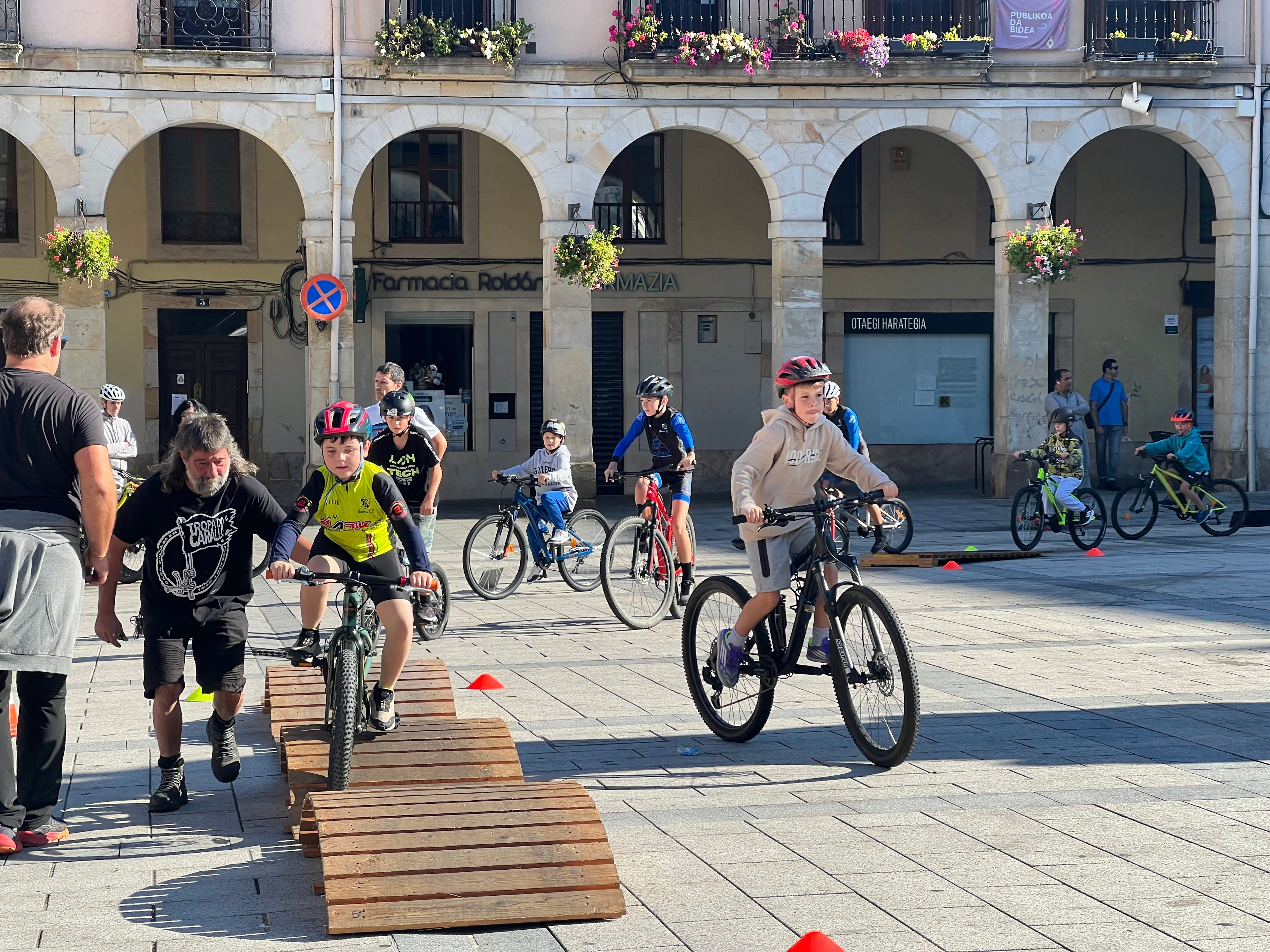 Domingo sobre dos ruedas en la plaza de Zumarraga