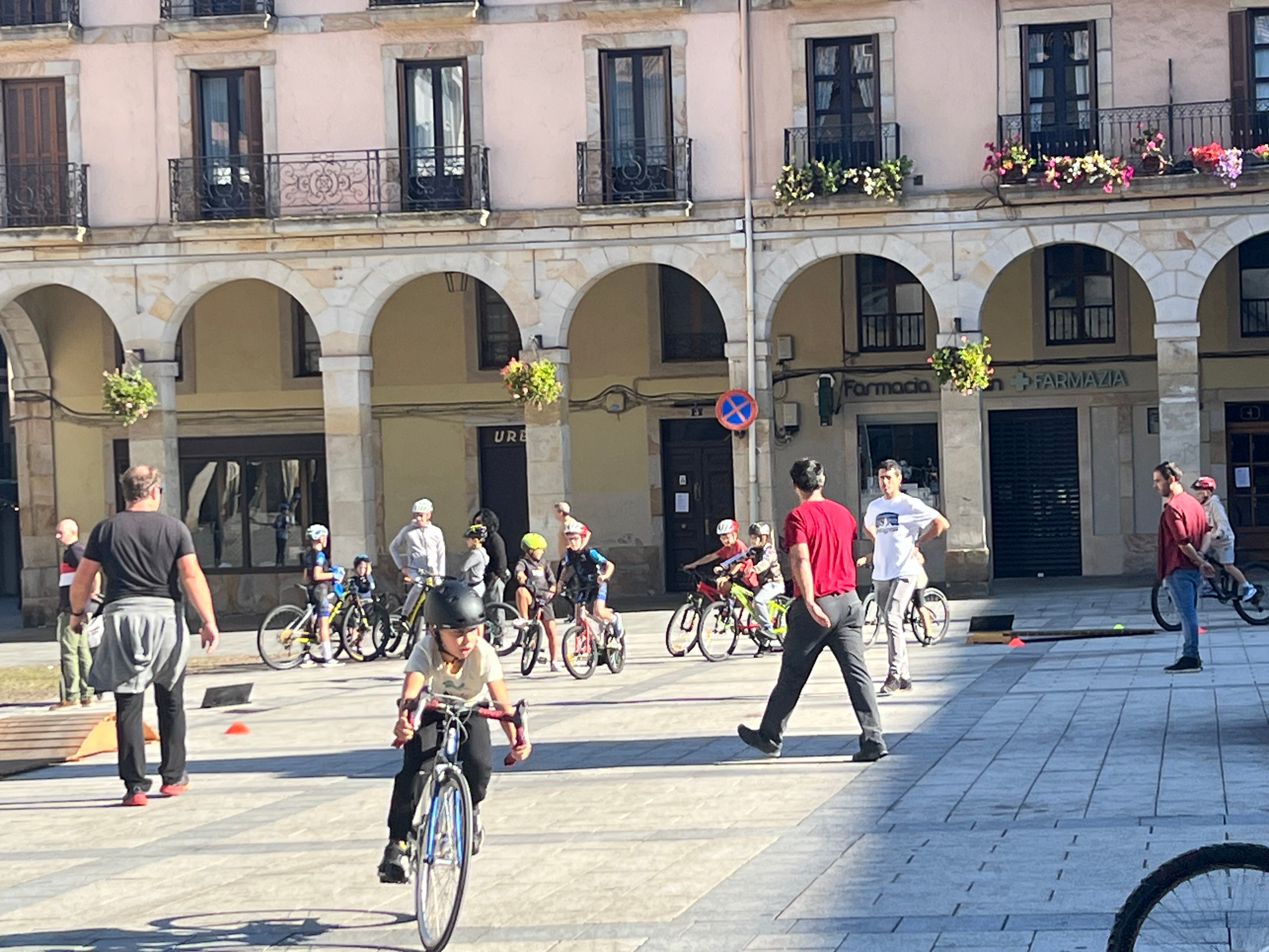 Domingo sobre dos ruedas en la plaza de Zumarraga