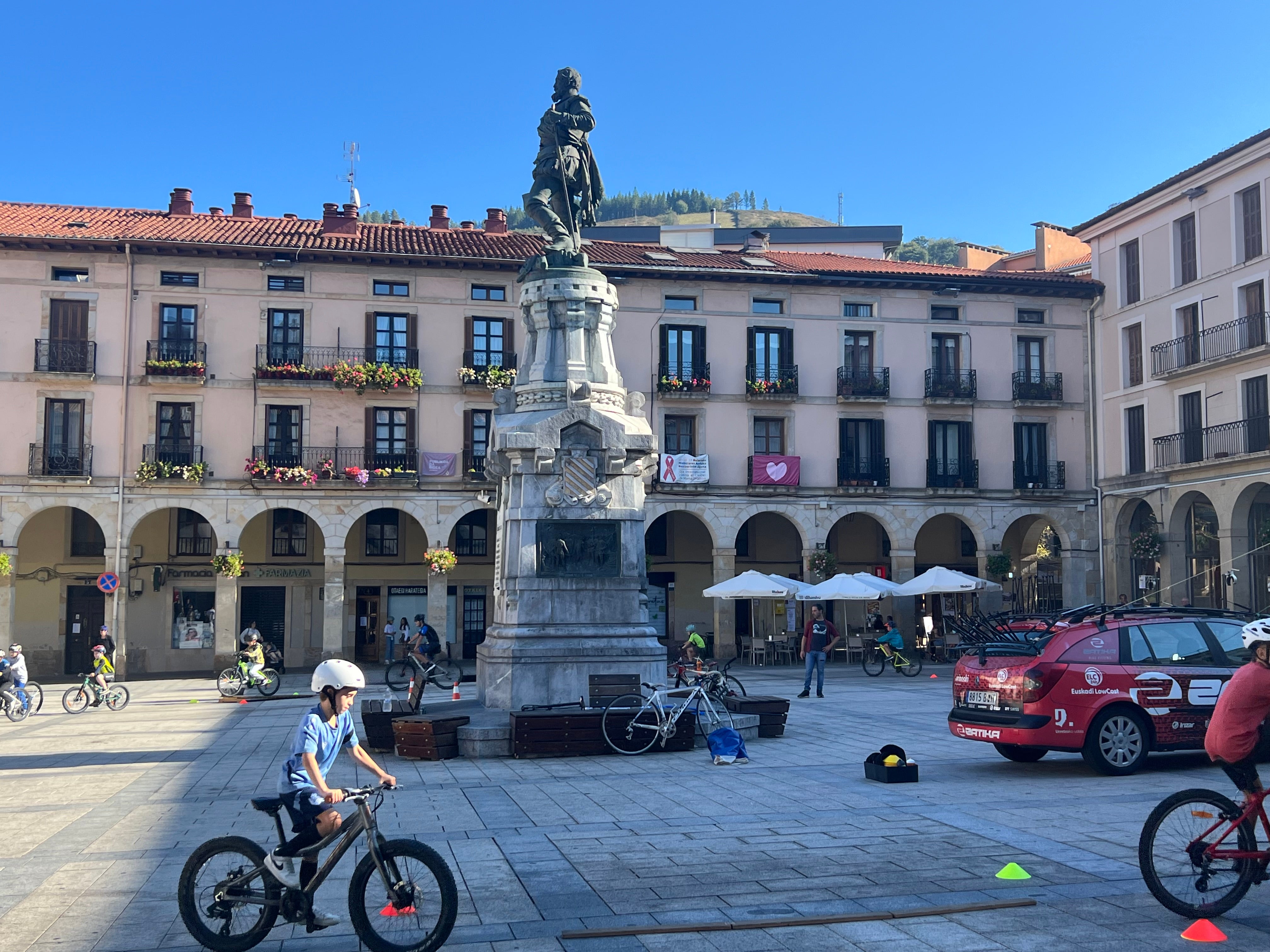 Domingo sobre dos ruedas en la plaza de Zumarraga