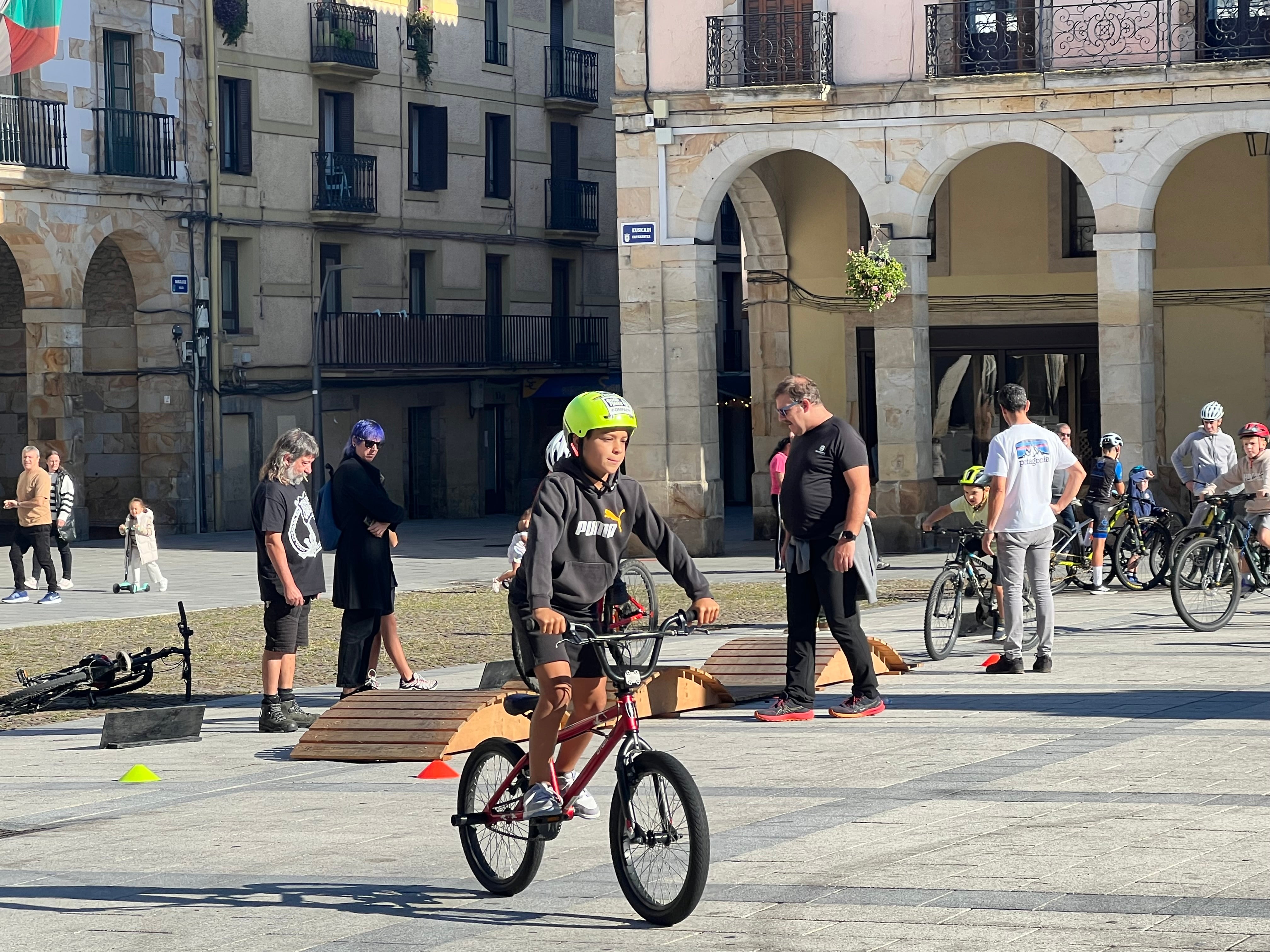 Domingo sobre dos ruedas en la plaza de Zumarraga