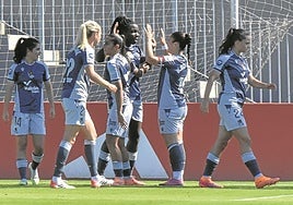 Edna Imade y Nerea celebran uno de los dos goles marcados ayer por la Real.