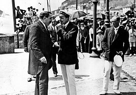 El rey Alfonso XIII, con el gobernador civil de Guipúzcoa, tras salir del Club Náutico de San Sebastián.