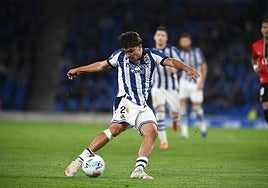 Aramburu ensaya el disparo en el partido ante el Mallorca