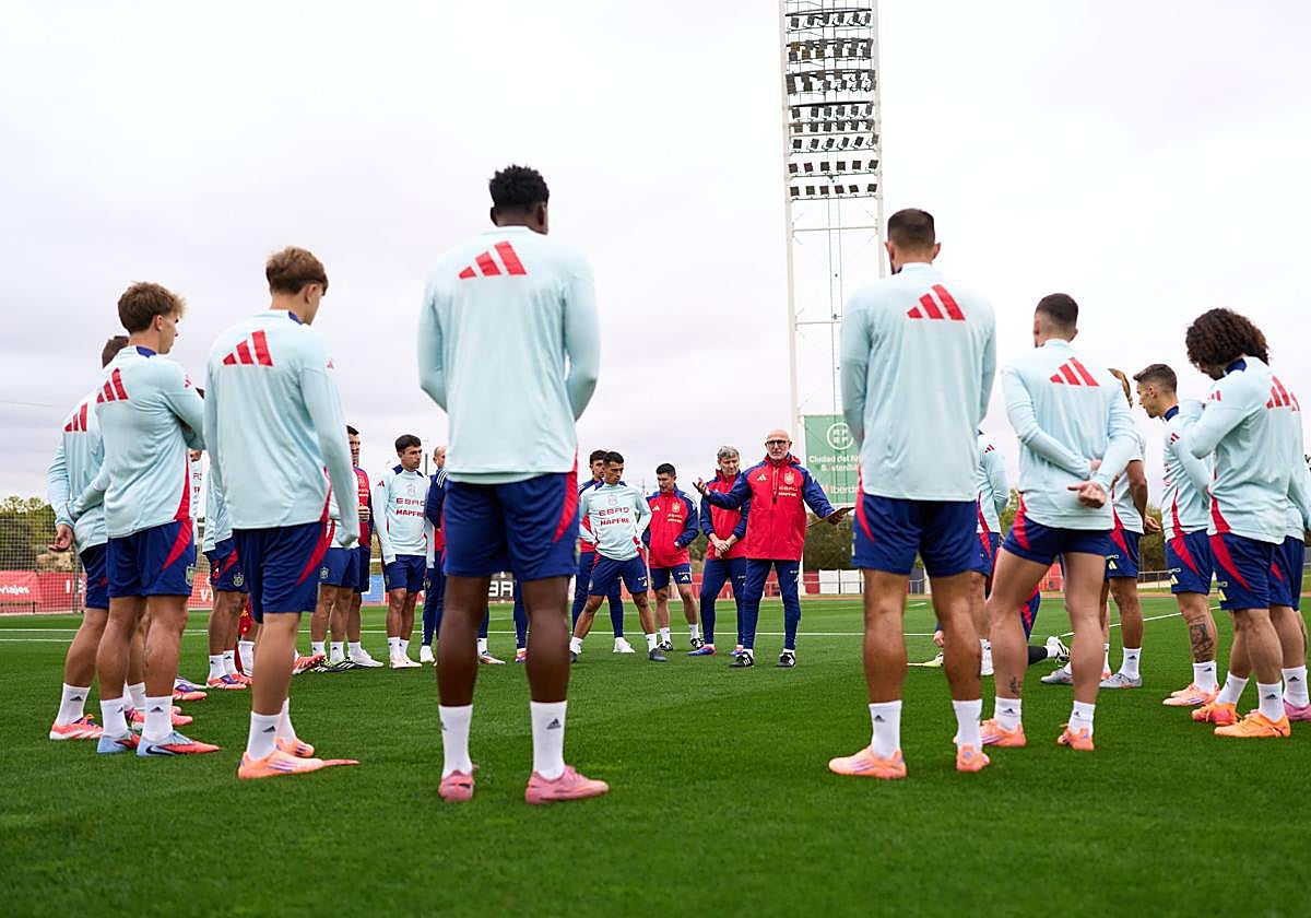 El seleccionador Luis de la Fuente dando la charla antes del entrenamiento de este lunes.