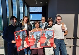 Los integrantes de Dantzan Bilaka junto a los representantes institucionales en Lekuona Fabrika