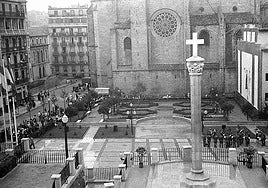 Inauguración de la plaza de Zuloaga, con su Cruz de los Caídos y sus jardines.