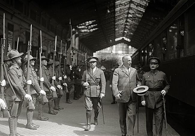 Miguel Primo de Rivera recibido en la Estación del Norte de San Sebastián en 1928.