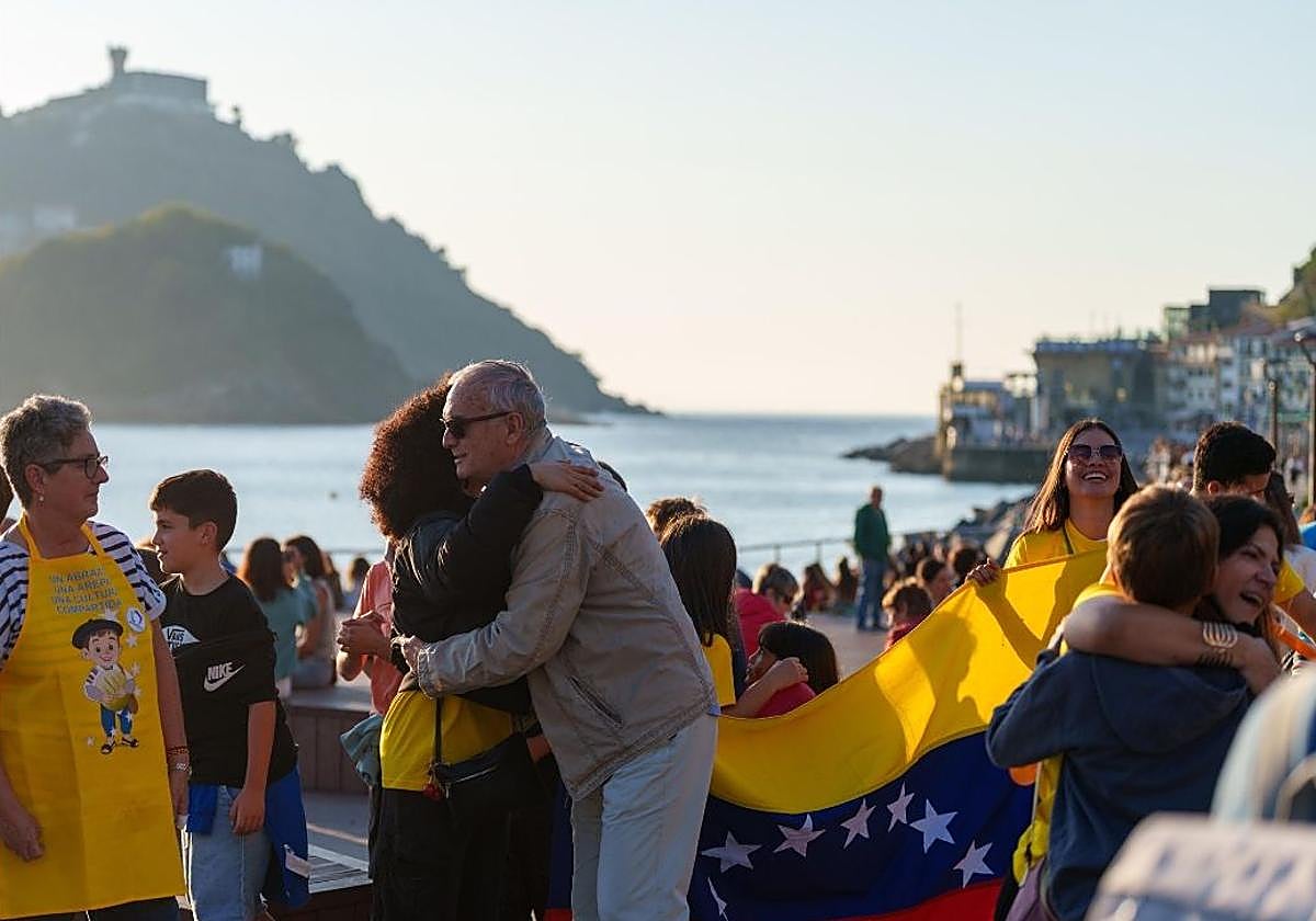 Dos personas se dan un abrazo en el mirador junto al Club Náutico de San Sebastián.