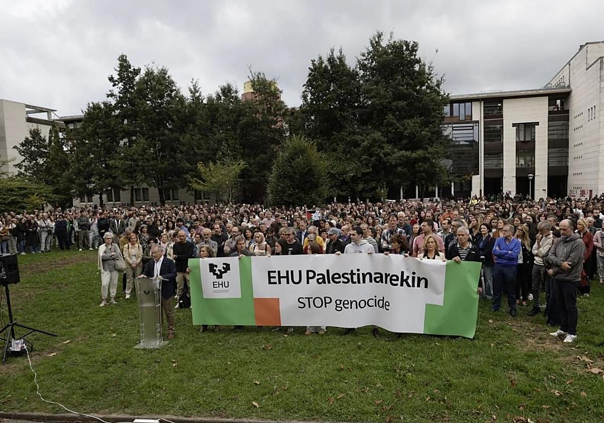 Concentración en el campus de San Sebastián contra el «genocidio» en Gaza