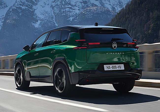 El nuevo Citroën C5 Aircross ha sido completamente renovado en 2025, ofreciendo una nueva imagen con un diseño más agresivo, mayor tamaño (4,65 metros de largo) y enfocado hacia la eficiencia y la tecnología.