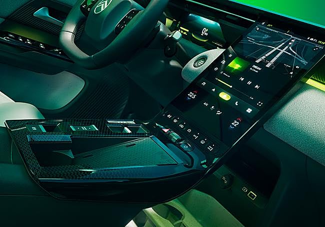 Por dentro da sensación de alto confort, muy evidente en las plazas traseras, con generoso volumen de maletero, y un habitáculo tipo C-Zen Lounge, con una pantalla táctil en cascada (Waterfall Display), y un Head-Up Display extendido (Extended HUD).