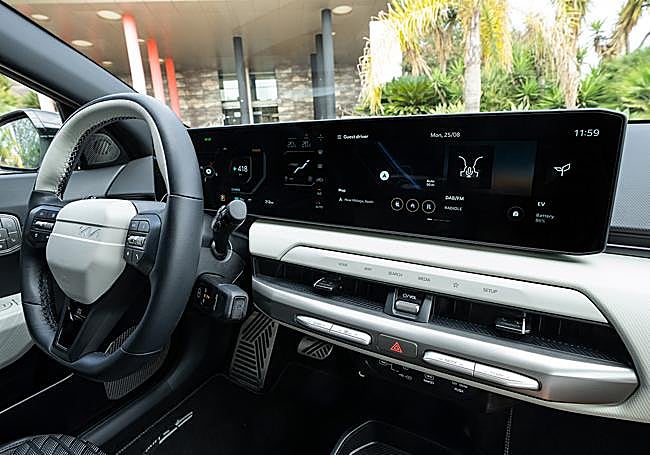 Como ya se ha visto en las últimas propuestas de Kia, el interior es minimalista y elegante, con un salpicadero coronado por una pantalla digital de 30 pulgadas