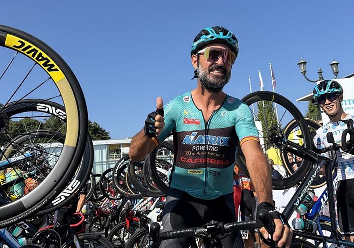 Sus compañeros hacen pasillo a Paco Mancebo en su retirada.