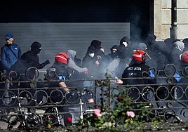 Cargas de la Ertzaintza el pasado domingo en la contramanifestación de la Falange.