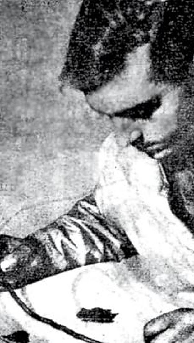 Foto de Juan Martínez Portolés con los objetos hallados publicada en la información.