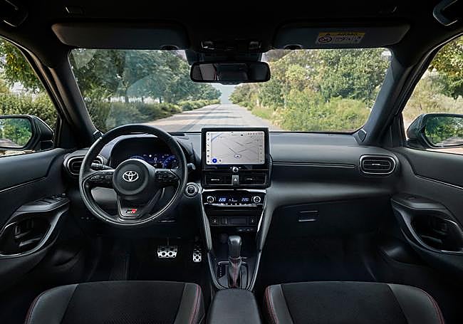 Dentro ofrece detalles como la palanca de cambios y el volante -ajustable en altura y profundidad- de cuero. La pantalla multi-información TFT de 7« ofrece toda la información necesaria durante cualquier desplazamiento.