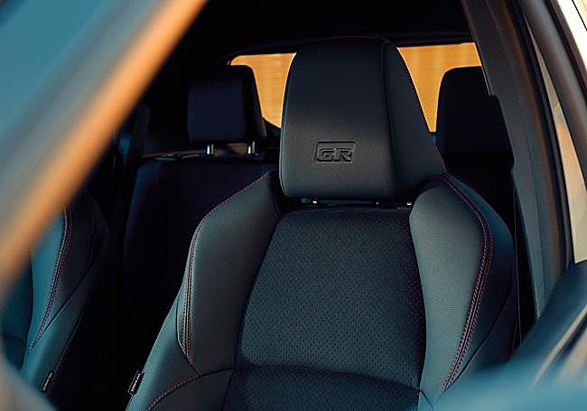 La comodidad y confort de los viajeros es fundamental y por ello aparece un climatizador automático, retrovisores eléctricos exteriores, calefactables y plegables automáticamente, elementos que acompañan a unos asientos con muy buena sujección para cualquier viaje.