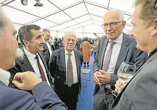 IBM trajo a Donostia a 44 representantes, entre ellos a Christophe Rossel (segundo por la derecha), expresidente de la Sociedad Europea de Física.