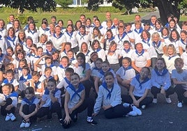 Con camisa blanca y pañuelo azul anudado al cuello, la gran familia de Sustraiak celebró el sábado su gran día en Legazpi.