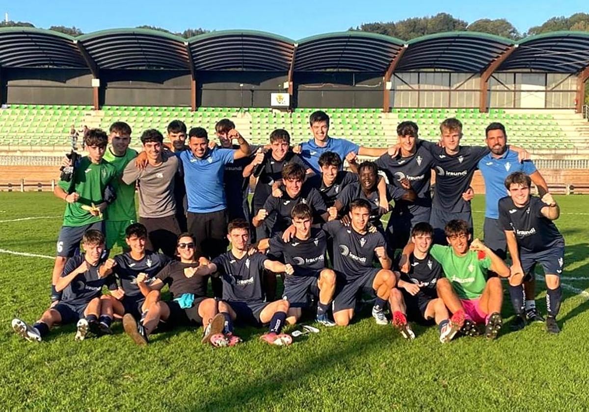 Celebración de los juveniles en Asti tras el primer triunfo.