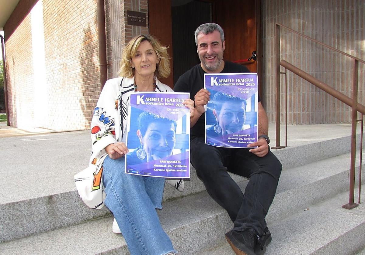 Itziar Gomez Sarasola, Idazle Eskolakoa, eta Ibai Zangitu kultura zinegotzia Konbentuan egokitu den Karmele Igartua aretoaren atarian.