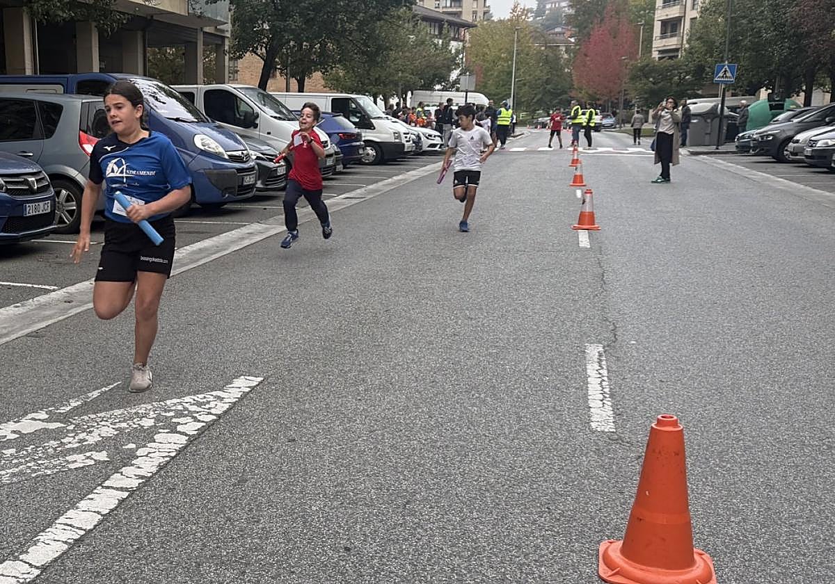 Jóvenes de toda la comarca disfrutaron de una intensa jornada de atletismo en la zona de Igartza.