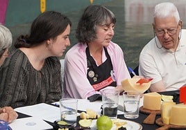 Gazta dastatzaileak igande goizean Igarondo frontoian.