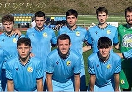 Los jugadores del Orioko, con la camiseta azul, antes del partido del sábado en Zumarraga.