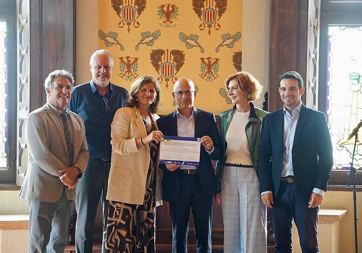 Representantes del Gran Camping Zarautz, Idoia Alberdi y Mikel Elorza, en el centro de la imagen, sujetando la certificación en el evento celebrado en el castillo de Castelldefels.
