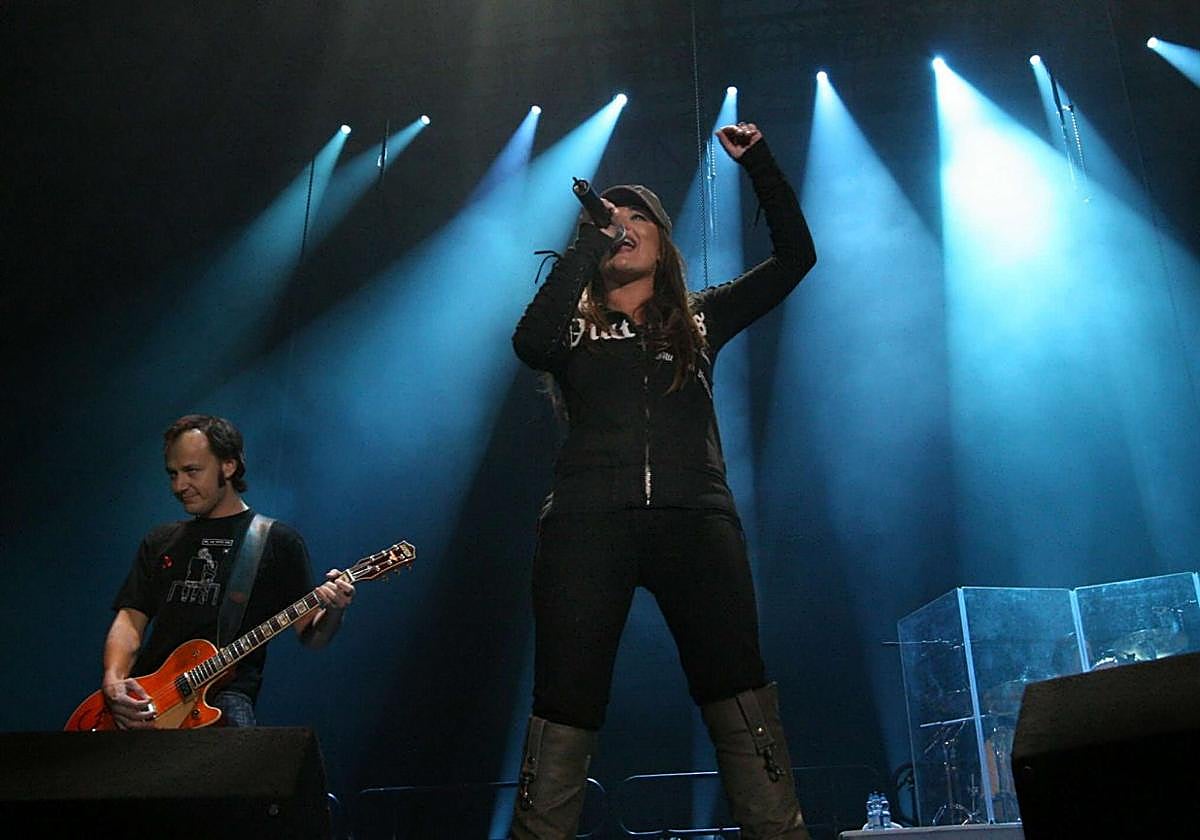 Amaia Montero y Pablo Benegas en el último concierto de la irundarra con La Oreja de Van Gogh en Donostia, en el Velódromo de Anoeta en diciembre de 2006.