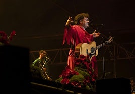 El cantante de Janus Lester, Jokin Pinatxo, durante el concierto que el grupo ofreció durante la Semana Grande donostiarra.