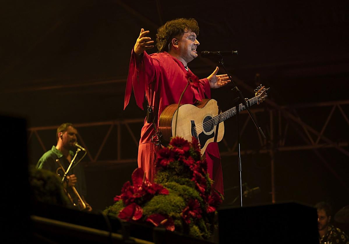 El cantante de Janus Lester, Jokin Pinatxo, durante el concierto que el grupo ofreció durante la Semana Grande donostiarra.
