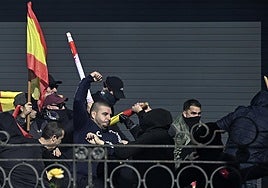 Miembros de la Falange golpean con las banderas en Vitoria.