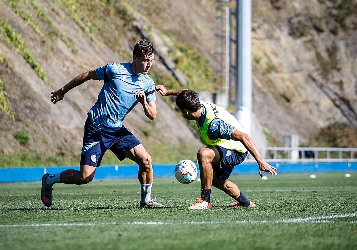 Sucic regatea a un compañero en el entrenamiento de Zubieta