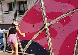 Una de las participantes en la transformación de la pista deportiva.