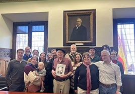 Emotivo momento en el salón de Plenos.
