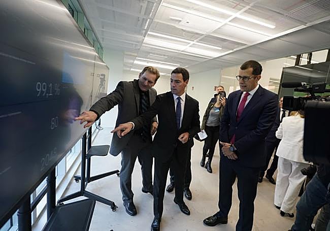 Jay Gambetta, vicepresidente de IBM Quantum y director de IBM Research, el lehendakari Imanol Pradales y el presidente de IBM España, Horacio Morell.